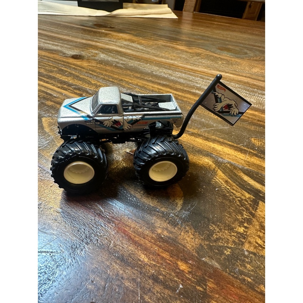 Hot Wheels Monster Jam Michigan Ice Monster Truck Silver 1:64 Die-Cast with Flag